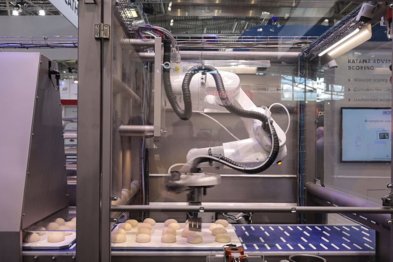 Roboter von ABI Ltd. schneidet Baguettes ein